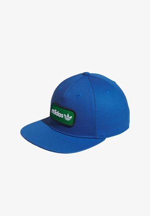 Cappellino da baseball blu in tessuto, con una toppa rettangolare nera e verde con la parola "adidas" e il logo delle tre strisce.