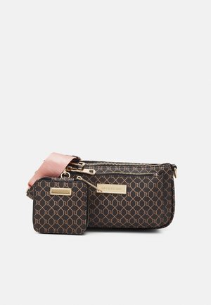 Sac bandoulière marron à motifs avec petite pochette assortie, plaques de logo dorées et bandoulière rose amovible, présenté sur fond blanc.