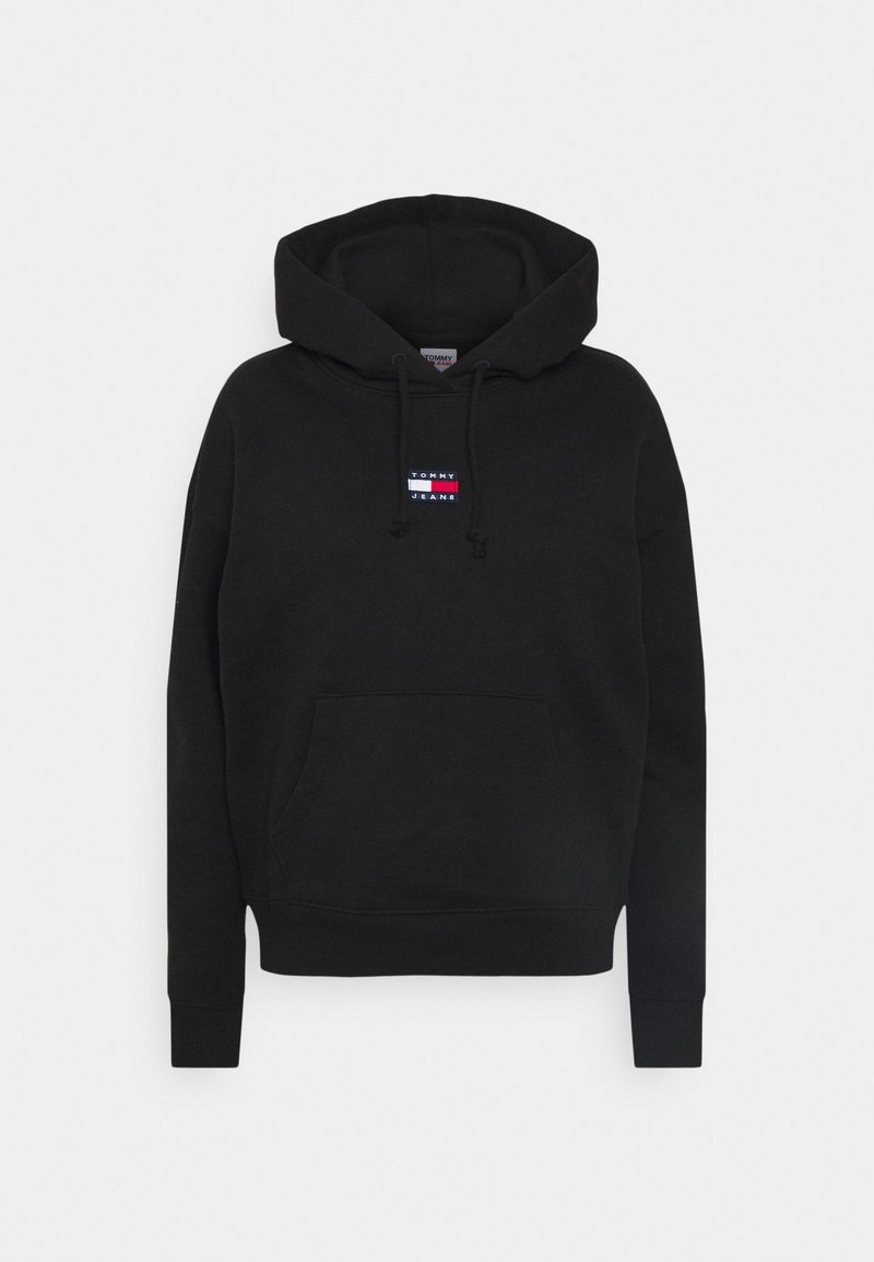 Sudadera negra de algodón, con un bolsillo canguro en la parte delantera, capucha ajustable con cordón y un pequeño parche con logo en el pecho.