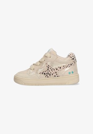 Funkelnder beiger Sneaker mit strukturiertem Finish, abgerundeter Spitze, schwarzem, gepunktetem Sternmuster und tanfarbenem Gummisohle. Verfügt über beige Schnürsenkel und hellblaue Akzente.
