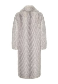 Manteau long gris clair en tissu doux et texturé avec un motif chevron et un large col. Présente des manches trois quarts.