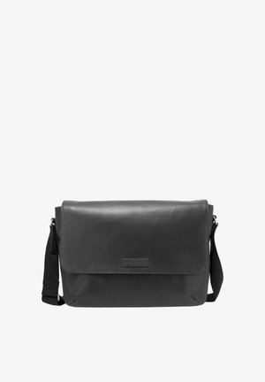 Sort læder messenger-taske med en glat tekstur, rektangulær form, justerbar stofrem og en frontklaffelukning.