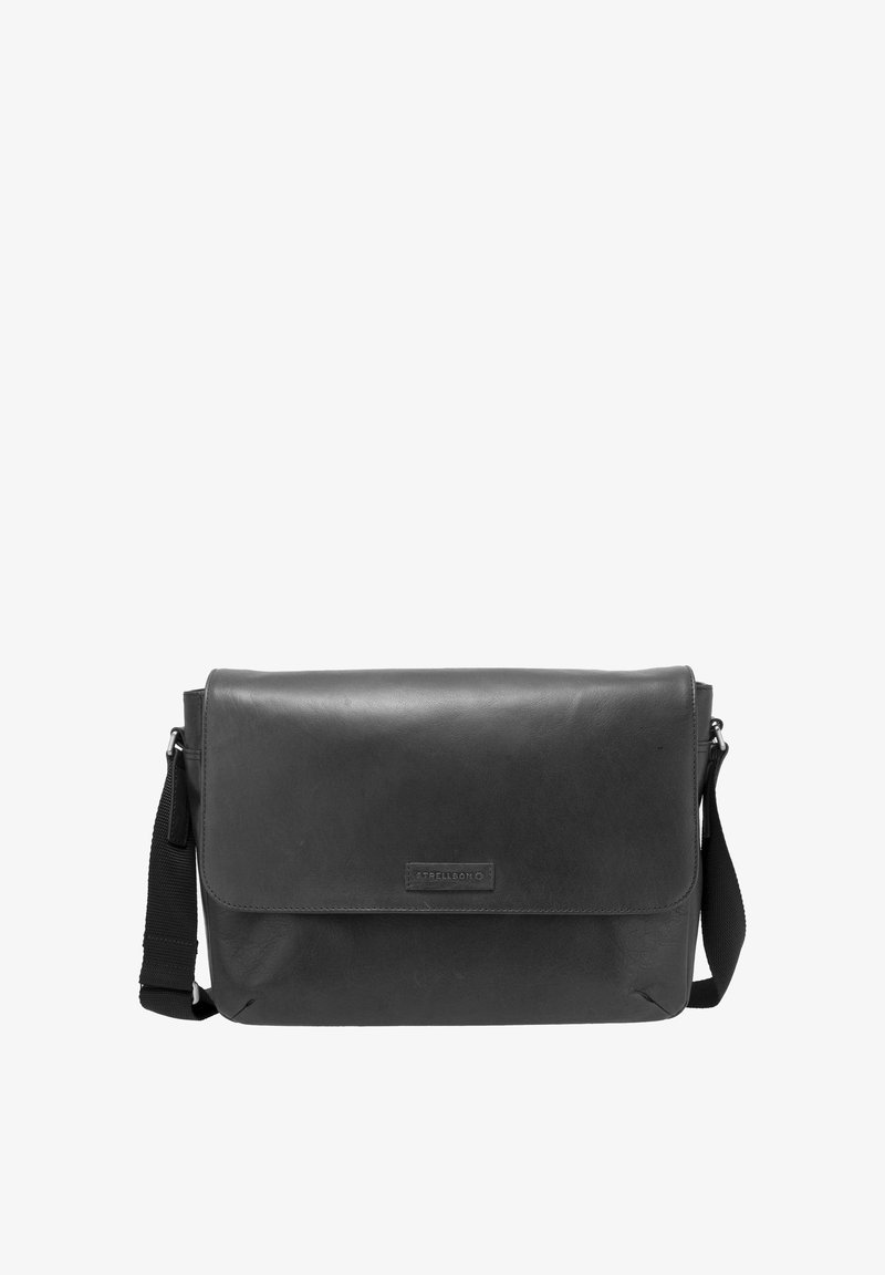 Borsa messenger in pelle nera con texture liscia, forma rettangolare, tracolla regolabile in tessuto e chiusura con patta frontale.