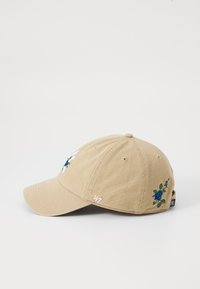Beige Baumwoll-Baseballmütze mit einem gebogenen Schirm, versehen mit weißen gestickten Texten und blauer floraler Stickerei an den Seiten. Verstellbarer Hinterriemen.
