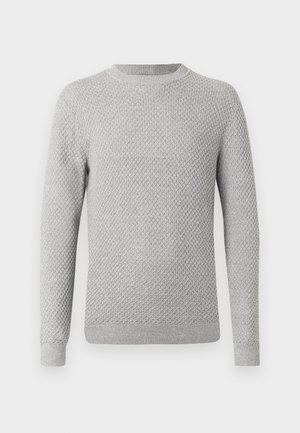 Maglione a maglia grigio chiaro con superficie testurizzata, scollo a girocollo e polsini e orlo a costine. Nessun motivo o decorazione.