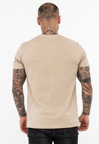 Lonsdale NORMALE PASSFORM ST ERNEY - Nyomott mintás póló - sand white