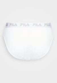 Chiloți din bumbac alb cu o bandă elastică în culoare gri și logo-ul FILA. Textură netedă, cu un design simplu și o croială clasică.