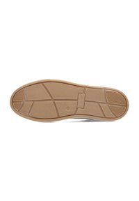 Suela de goma de un zapato, con una superficie texturizada beige y patrones segmentados, además de una etiqueta que indica la talla 42.