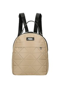 Sac à dos beige matelassé avec un dessus zippé, des bretelles noires et une poche avant avec un petit logo. Matériau lisse et résistant.