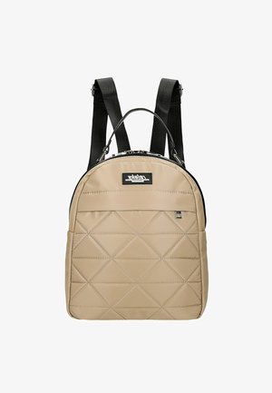 Zaino imbottito beige con zip superiore, spallacci neri e una tasca frontale con una piccola toppa logo. Materiale liscio e resistente.