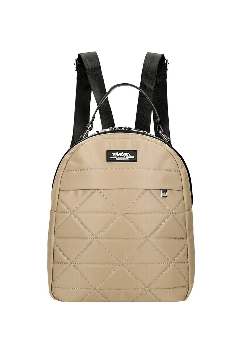 Sac à dos beige matelassé avec un dessus zippé, des bretelles noires et une poche avant avec un petit logo. Matériau lisse et résistant.