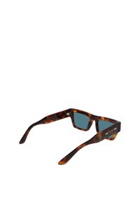 Hnědé želvovinové sluneční brýle s modrými čočkami. Obdélníkový rám s tlustými rameny a stříbrným akcentem. Texturovaný povrch.