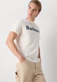Barbour LOGO TEE - Triko s potiskem - whisper white