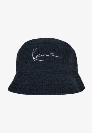 Dunkelblauer Fleece-Bucket-Hut mit weicher Textur, breiter Krempe und einem aufgestickten weißen Logo auf der Vorderseite.