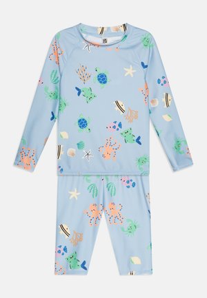 Conjunto de banho em dois peças azul claro, com mangas longas e leggings, decorado com criaturas marinhas coloridas e padrões de plantas. Feito em tecido elástico.