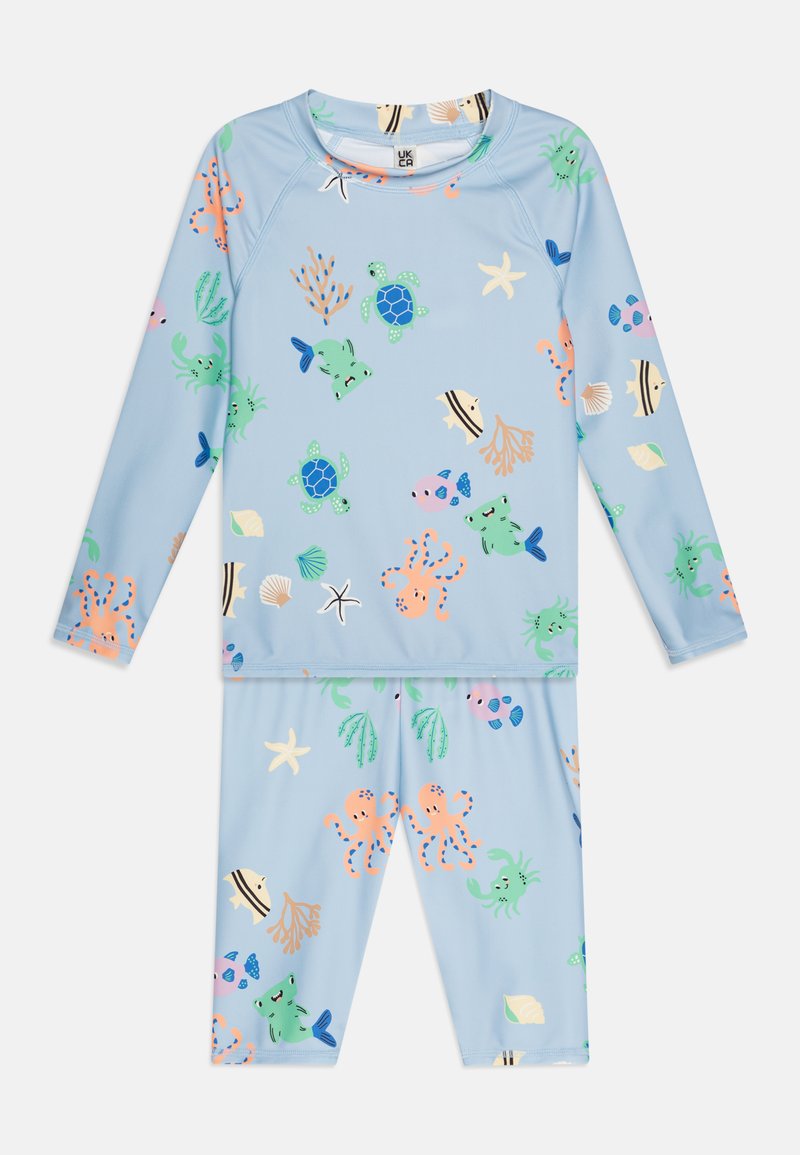 Lyseblå to-delt svømmedragt med lange ærmer og leggings, dekoreret med farverige havdyr og plante mønstre. Fremstillet af strækstof.