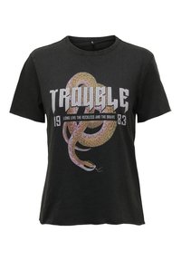 Camiseta de algodón negra con un gran gráfico de una serpiente enroscada y la palabra "TROUBLE" en una fuente en negrita y estilizada con números vintage.
