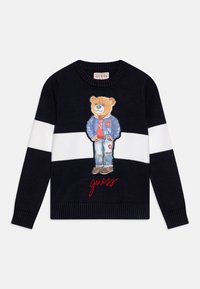 Der marineblaue Pullover hat weiße Streifen, gerippte Bündchen und eine Vorderseite mit einem Bären-Graphic in einer Jacke mit roten Akzenten und gesticktem Logo.