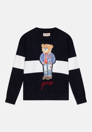 Il maglione blu navy presenta strisce bianche, polsini a costine e una grafica frontale di un orso su una giacca con accenti rossi e logo ricamato.