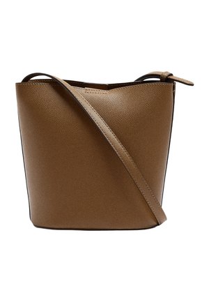 Brązowa teksturowana skórzana torba typu bucket z długim regulowanym paskiem i detalem węzła z góry na białym tle.