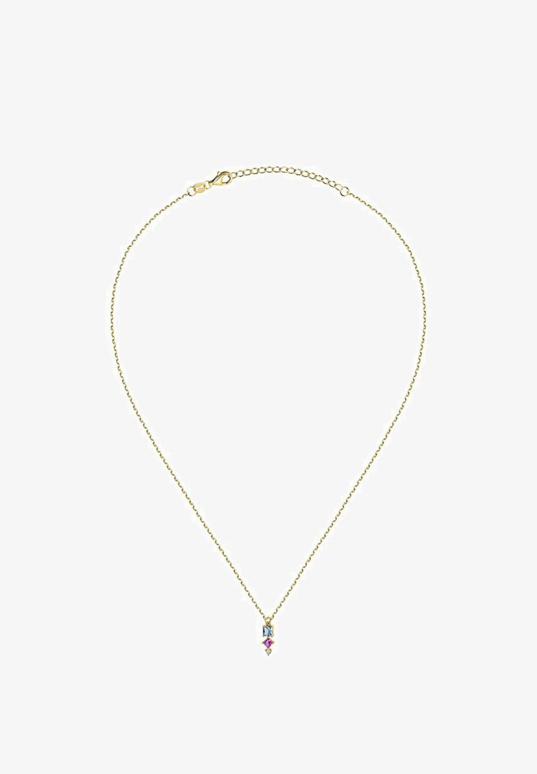 Guldtonet kædethalskæde med en central vedhæng, der har en rektangulær blå sten, en pink sten nedenfor og en lille klar accent for enden.