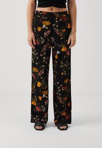Svarte blomstrede vide bukser med gule, røde og hvite blomstermønstre, laget av et lett stoff med en glatt tekstur.