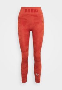 Leggings mimetici rossi con una vita alta e testurizzata che presenta il logo "PUMA" in rilievo. Dettaglio del logo PUMA bianco sulla gamba inferiore.