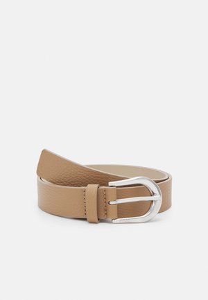 Lichtbruine leren riem met textuur, opgerold en voorzien van een zilverkleurige, ronde metalen gesp en een gestikte lus, op een witte achtergrond.