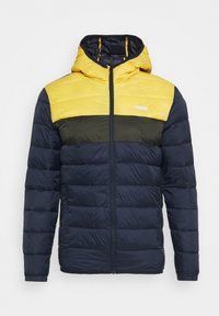 Chaqueta acolchada de hombre con capucha y hombros amarillos, panel frontal negro, parte inferior y mangas azul marino, cierre de cremallera frontal.