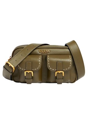 Sac bandoulière Guess en cuir vert olive avec boucles dorées, coutures blanches, deux poches avant et bandoulière réglable.