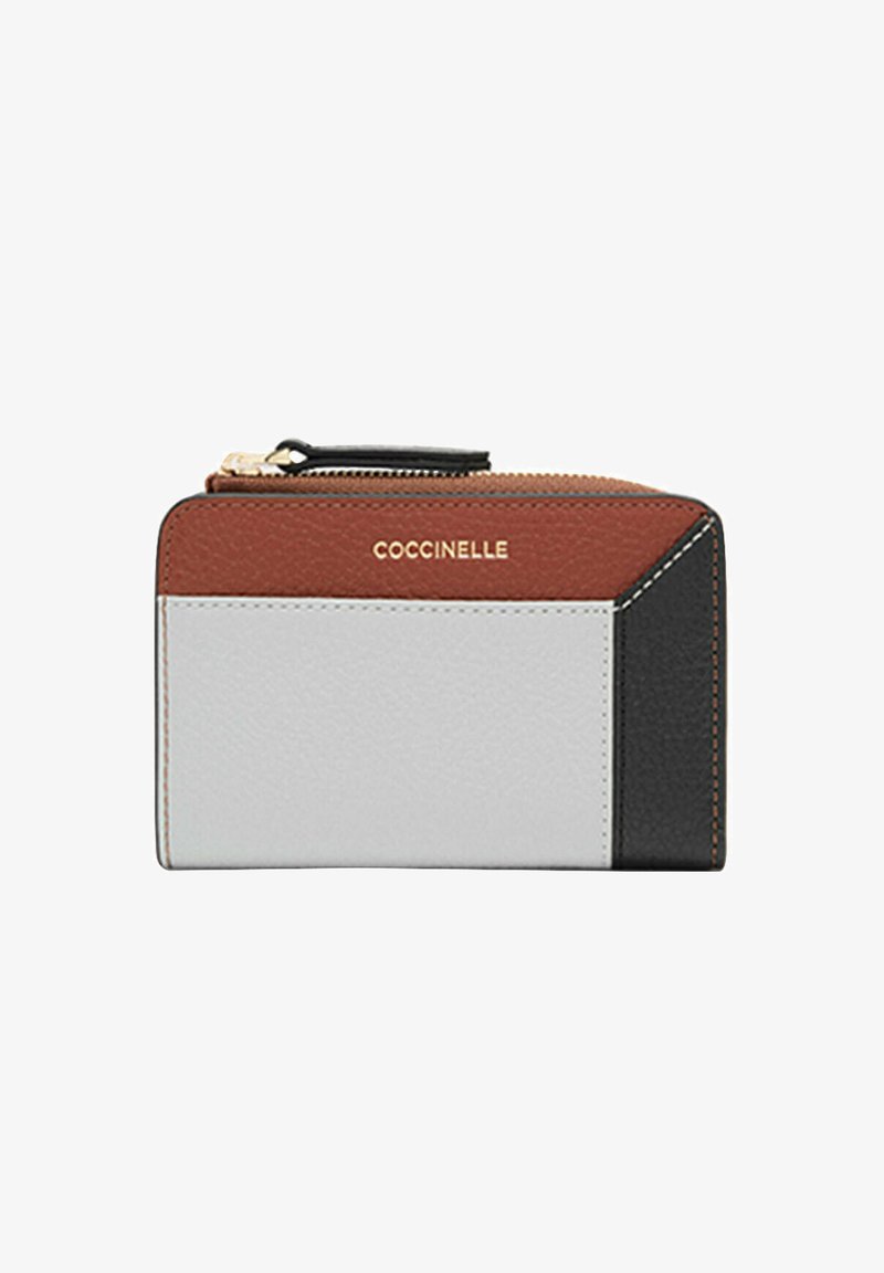 Portefeuille Coccinelle en cuir gris, marron et noir. Il dispose d'une fermeture éclair, d'une texture lisse et du logo de la marque sur le devant. Forme rectangulaire.