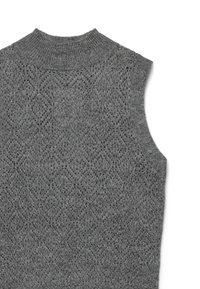 Grauer, gestrickter ärmelloser Pullover mit einem strukturierten Muster aus Rautenelementen und einem gerippten Ausschnitt. Weiches Material mit offener Webstruktur.