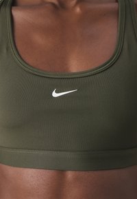 Nike Performance BRA - Sportski grudnjak s blagom potporom - cargo khaki/white