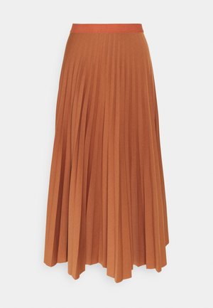 Jupe midi plissée couleur rouille avec taille ajustée et silhouette fluide en ligne A sur fond blanc uni.