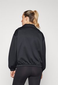 New Balance PERFORMANCE FULL ZIP - Majica s kapuljačom i patentnim zatvaračem - black