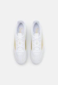adidas Performance F50 CLUB FLEXIBLE GROUND - Kemény talajra készült futballcipő - footwear white/gold metallic