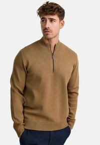 Brauner Strickpullover mit einem halben Reißverschlusskragen und geripptem Saum. Weiche Textur und eng anliegende Ärmel, geeignet für einen lässigen Look.