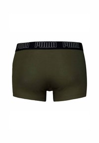 Pantalones cortos de boxeo de color verde oliva con una cinturilla elástica negra que presenta el logo de Puma en blanco. Textura suave con un diseño ajustado.