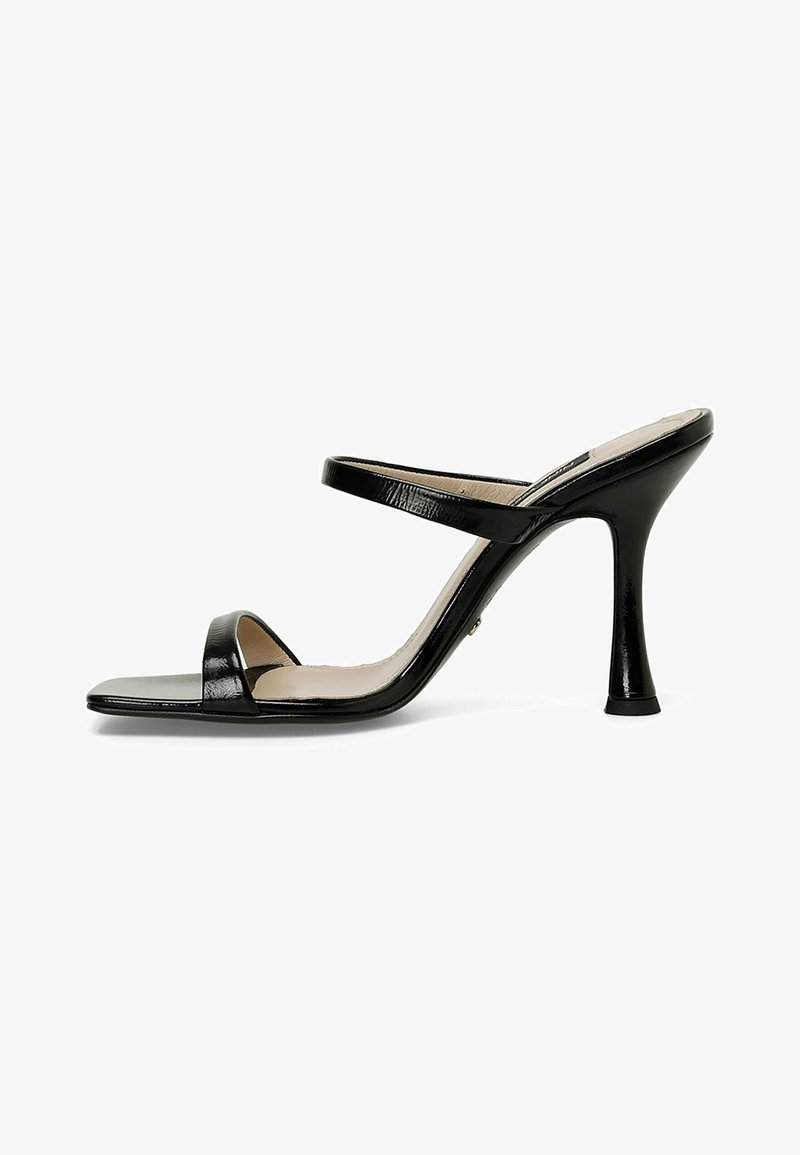 Sandale à talon haut en cuir verni noir avec deux fines lanières, design à bout ouvert et talon effilé. Texture lisse avec finition brillante.
