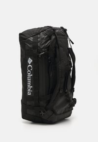 Zwarte polyester rugzak met meerdere ritscompartimenten, verstelbare schouderbanden en een opvallend wit "Columbia" logo aan de voorkant.