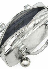 Borsa in metallo argento con finitura testurizzata, chiusura con zip e ciondolo rotondo. Interno con fodera grigia e tasca aggiuntiva con zip.