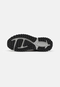Skechers NIC TRAIL - Tenisice - charcoal/black