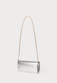 Borsa a mano rettangolare in metallo argentato con una lunga e sottile tracolla in oro, su uno sfondo bianco semplice.