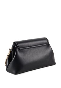 Borsa a pochette in pelle nera con un design strutturato, caratterizzata da un cappuccio pieghevole, una tracolla a catena e una superficie liscia.