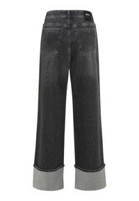 Jeans in denim nero a gamba larga con un design cropped, finiture grigio chiaro alle caviglie, cinque tasche e logo classico sul retro.