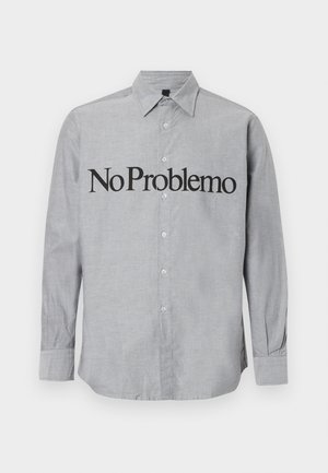 Grå skjorte med krage, lange ermer, og "No Problemo" trykt i stor svart tekst over fronten. Glatt, lett stoff.
