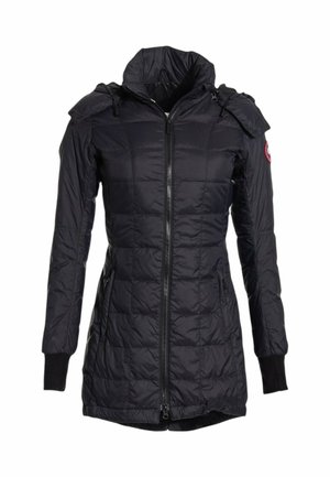Chaqueta de invierno larga negra acolchada con cuello alto, cremallera completa en el frente, bolsillos con cremallera, puños acanalados y un parche con logo en la manga izquierda.