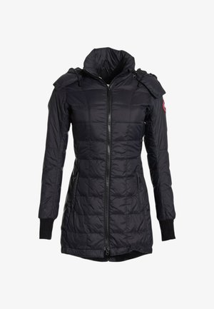 Schwarze lange gesteppte Winterjacke mit hohem Kragen, durchgehendem Frontreißverschluss, Reißverschlusstaschen, gerippten Bündchen und einem Logopatch am linken Ärmel.