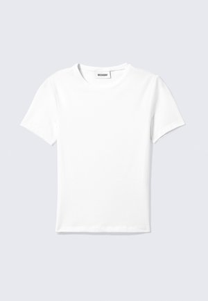 Weißes kurzärmeliges T-Shirt aus Baumwolle, mit rundem Ausschnitt und geradem Saum. Minimalistisches Design ohne sichtbare Muster oder Akzente.