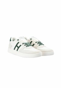 Zapatillas blancas con acentos verdes, parte superior de ante texturizado y cuero suave, detalles perforados y suela blanca acolchada.